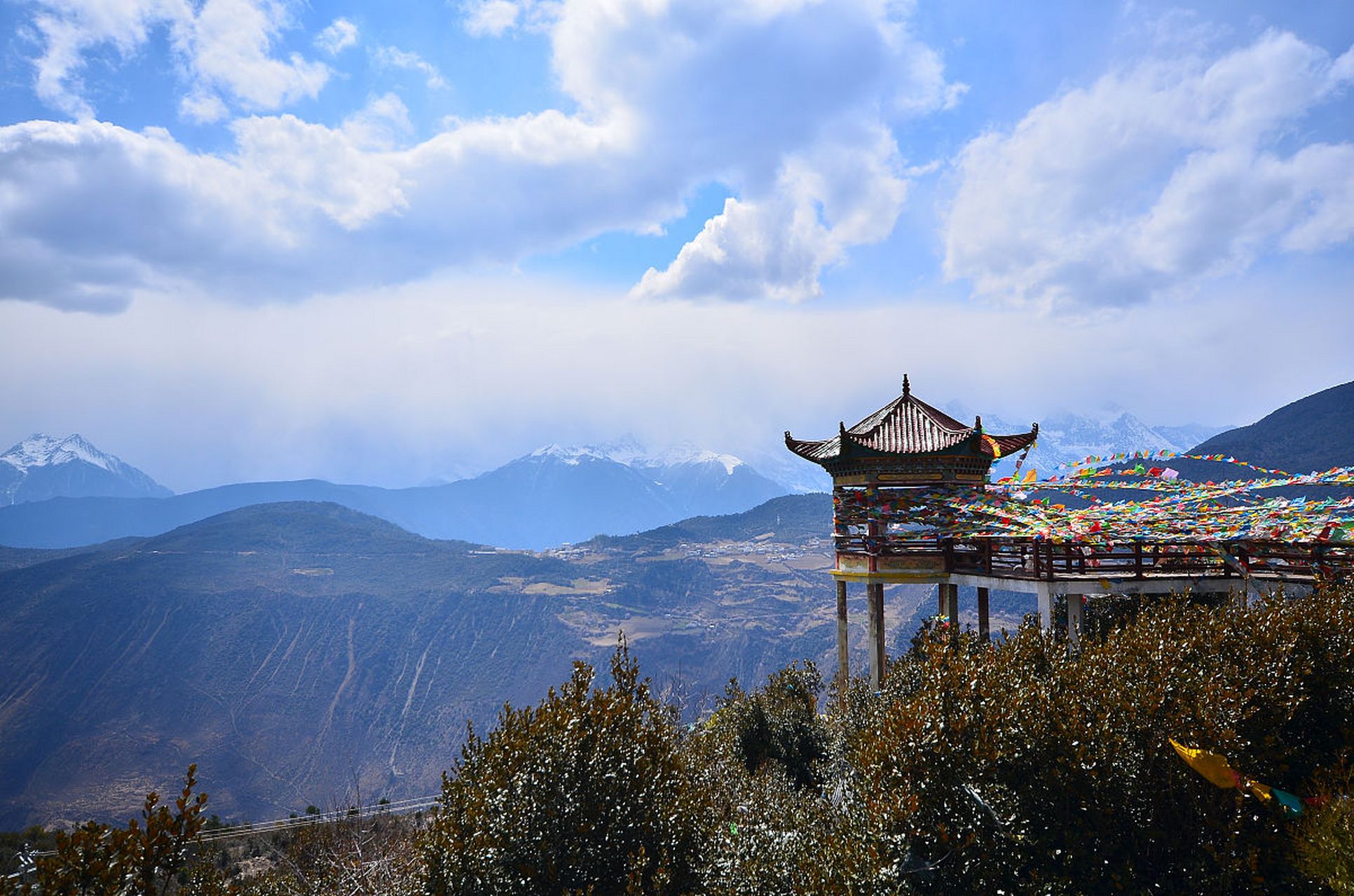 **白塔公园**:位于大姚县城内,是一个集自然景观和人文景观于一体的