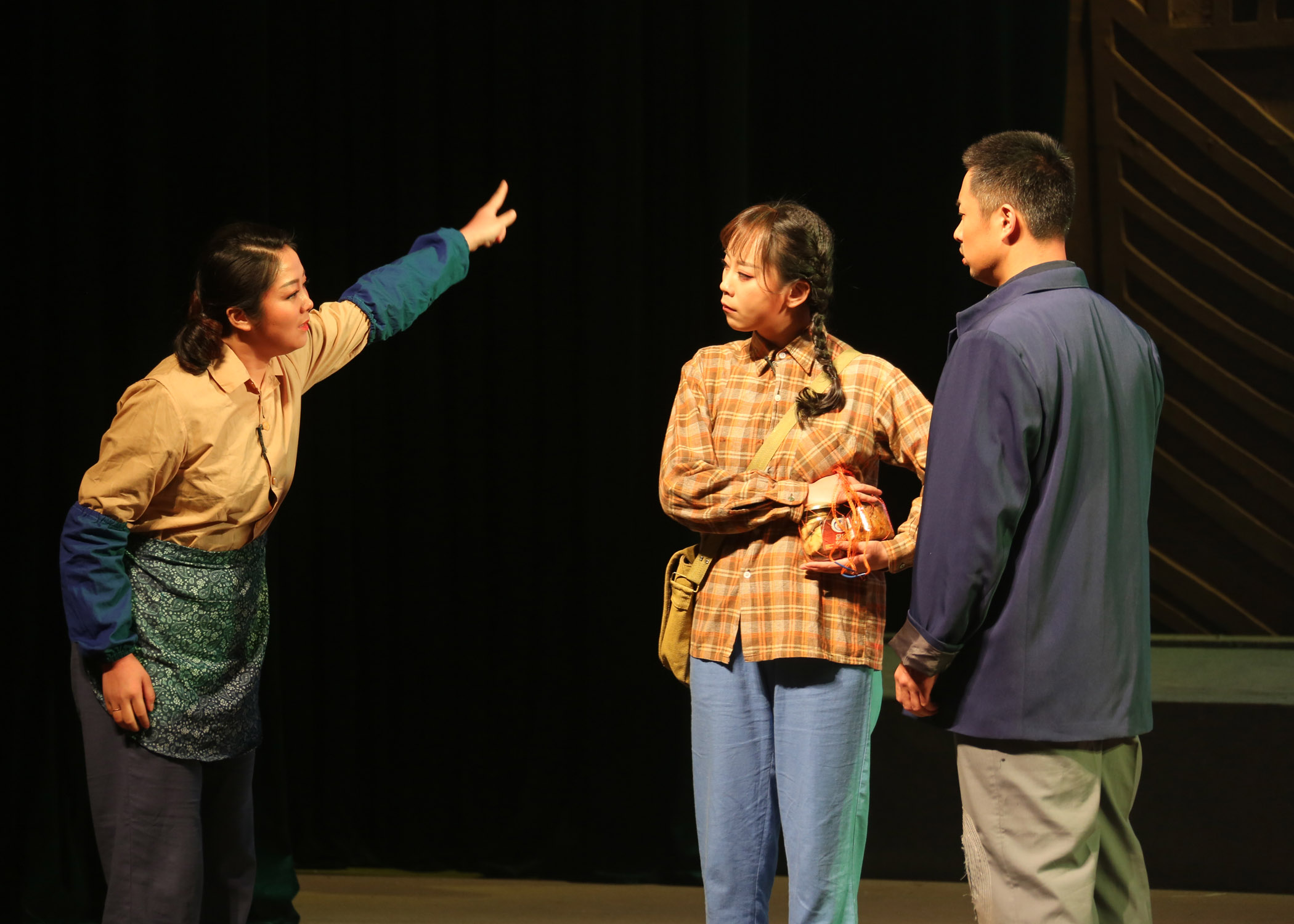 长治市歌舞剧团新创的四幕话剧《十字街》在潞安剧院上演