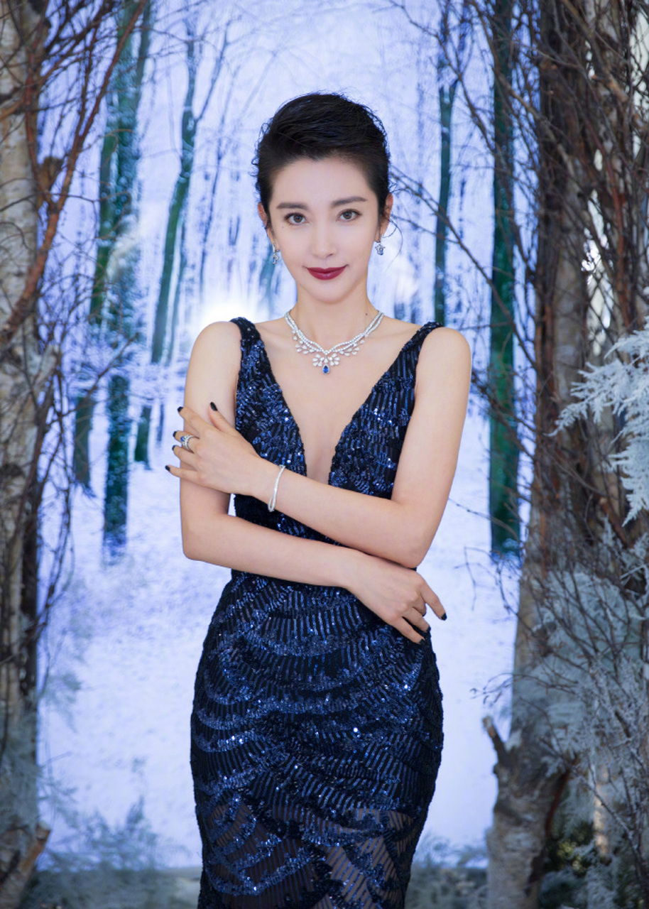 李冰冰受邀出席chaumet品牌高定珠宝私享派对,一袭深蓝色礼服亮相