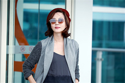 金南珠街拍:针织袖拼接夹克吸烟裤,圆形包球鞋简约休闲