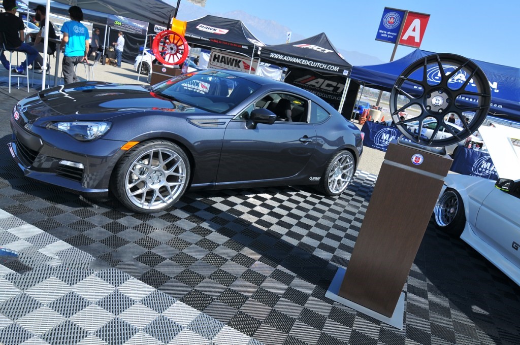 avant garde m310的哑光黑色轮毂,它的外观在橙色汽车上看起来效果