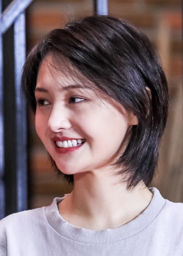 郑爽新戏首曝剧照,为戏特地打了耳洞!马天宇9个字评价郑爽颜值