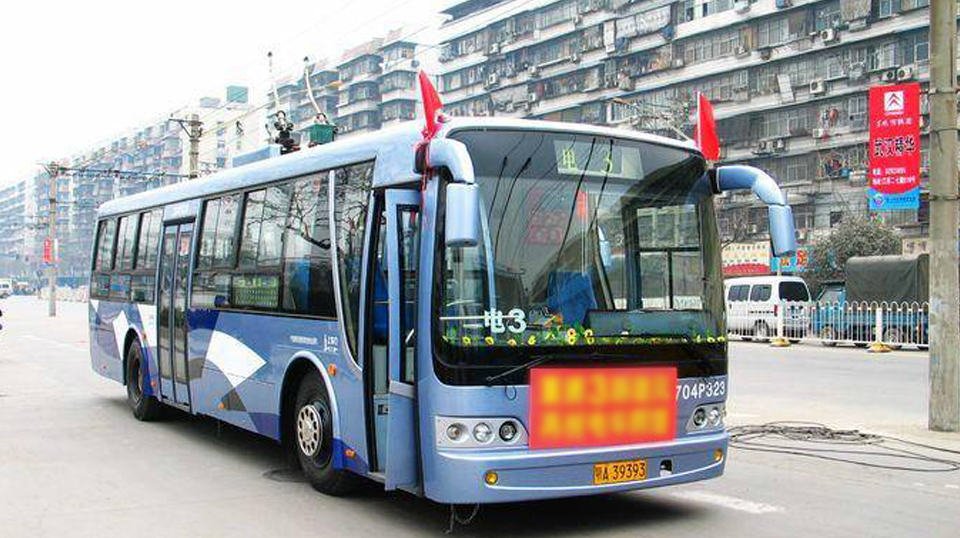 武汉城区最后一路特殊公交车:头顶电线跑58年,成老汉口记忆