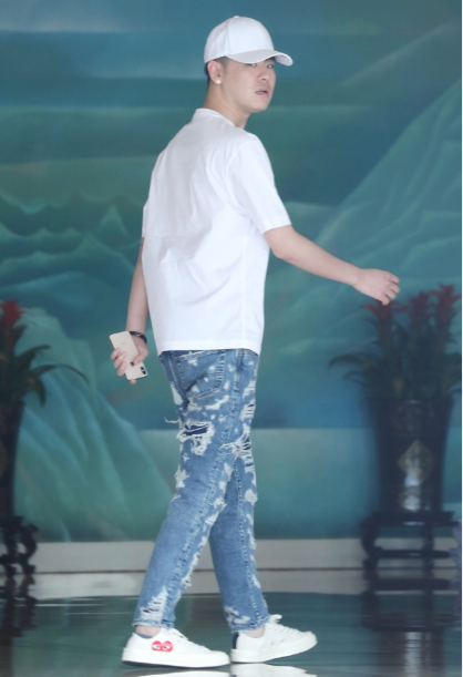 张云雷杨九郎现身机场,辫儿哥的破洞牛仔裤太潮,九郎风格突变