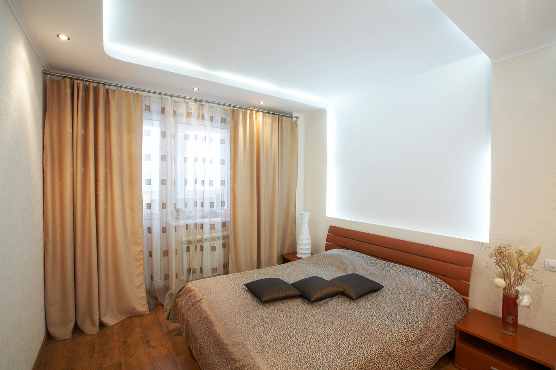 卧室中间有梁的装修方案包括设计吊顶隐藏梁,增加隔断,装饰遮盖和色彩