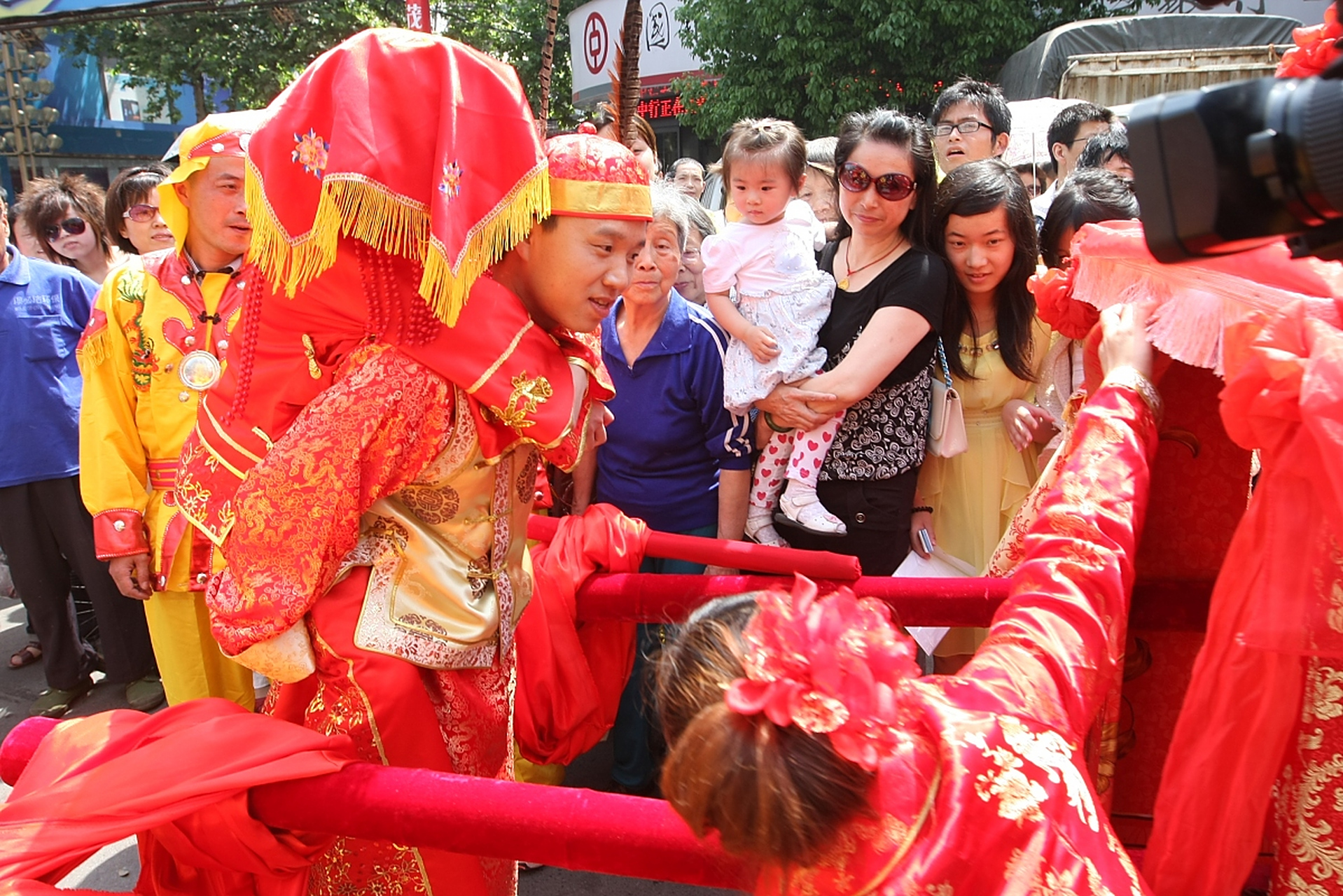 福建结婚风俗包括提亲,合婚,过大礼,哭嫁,婚礼仪式和回门等环节,具有