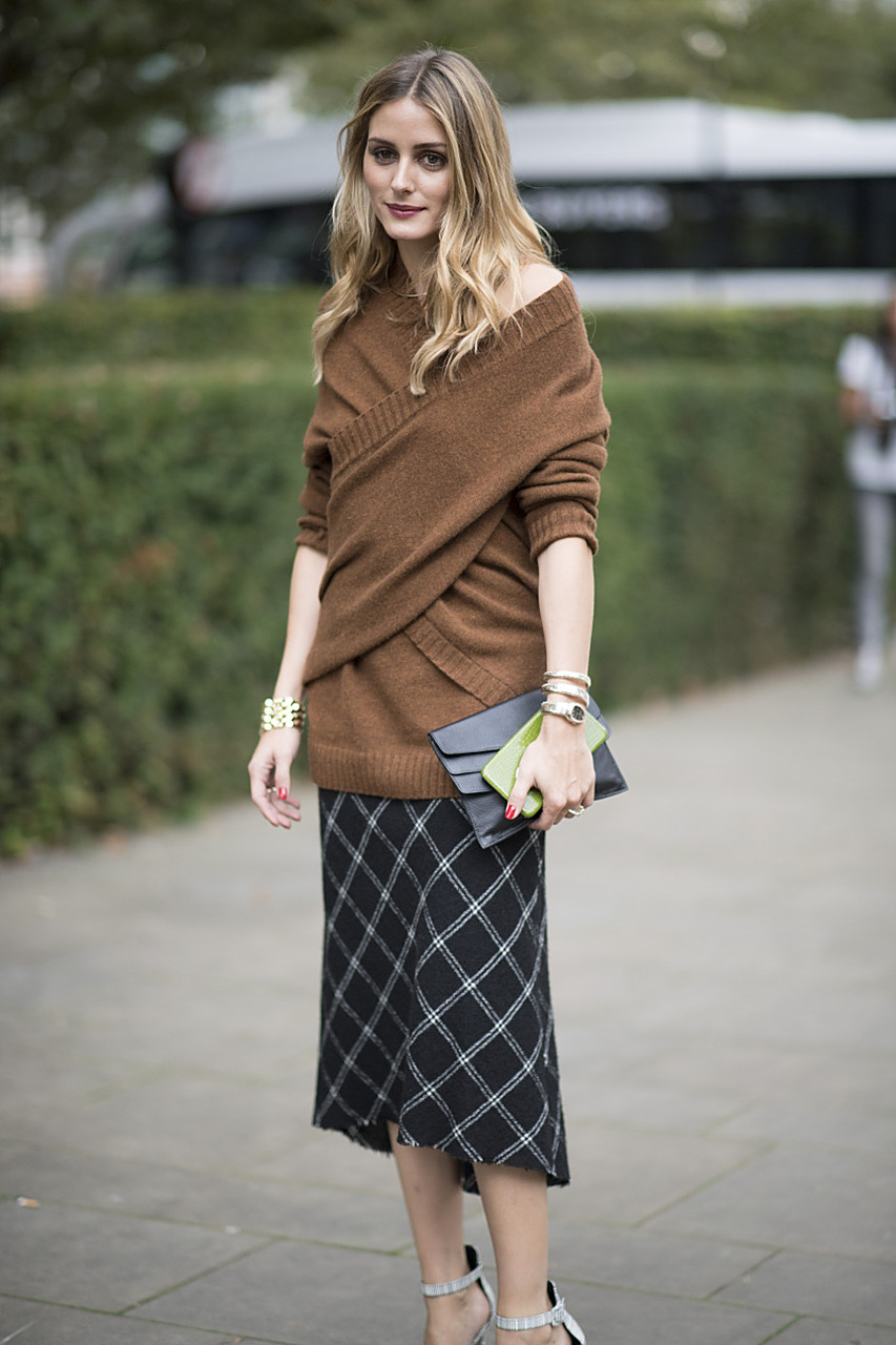 秋天的气候多以暖色为主,可以选择一些大地色系,暖色调的衣物,如深蓝