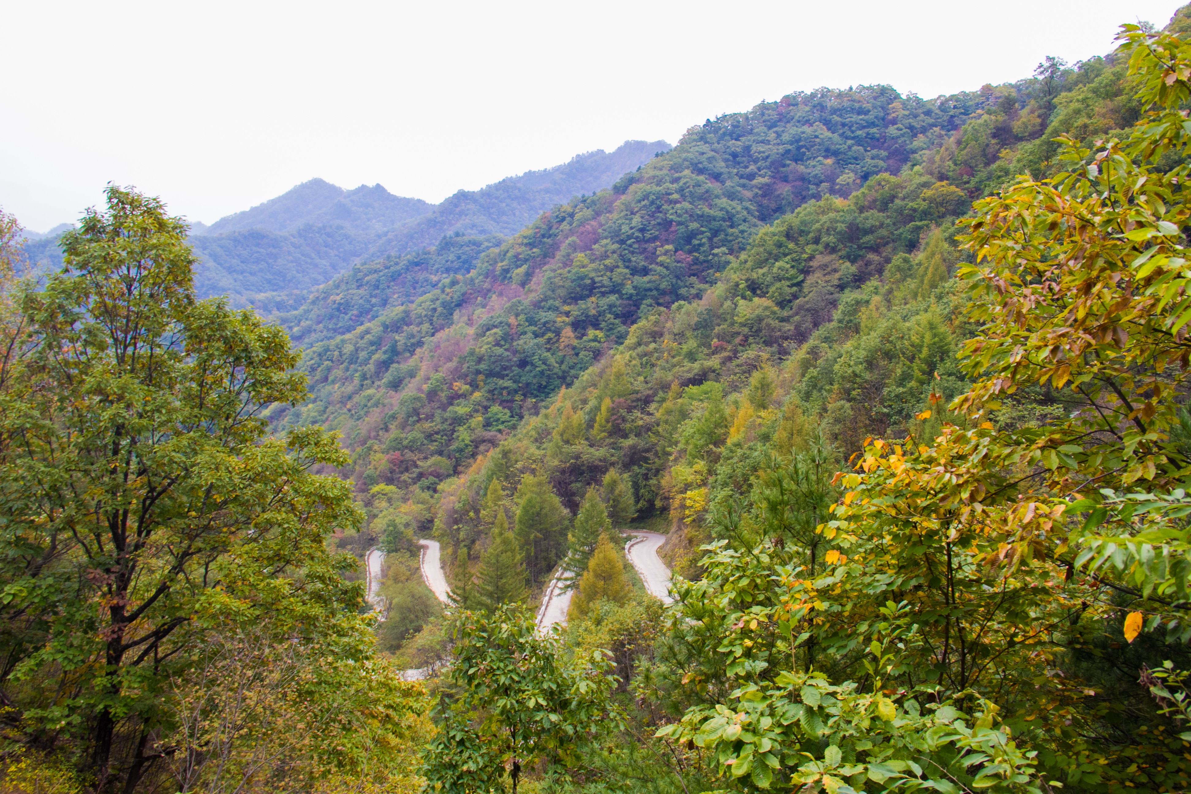 秦岭十八弯盘山公路图片