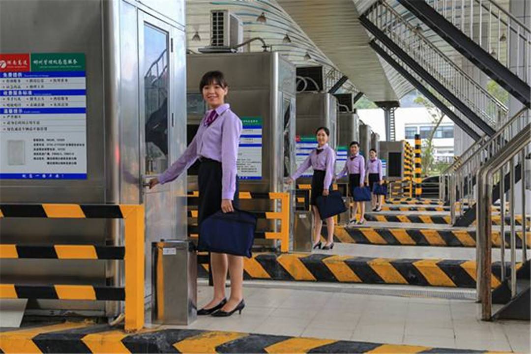 高速路上没有厕所,收费员都是在哪上厕所的?看完你就明白了