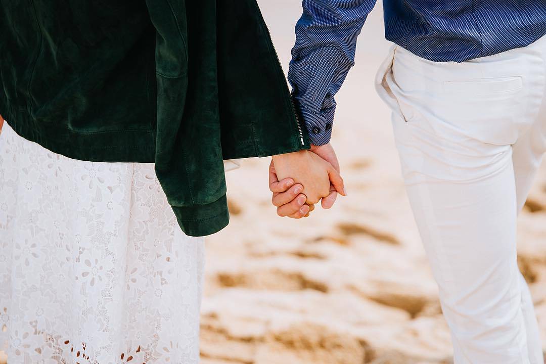 与爱的人牵手漫步人生路