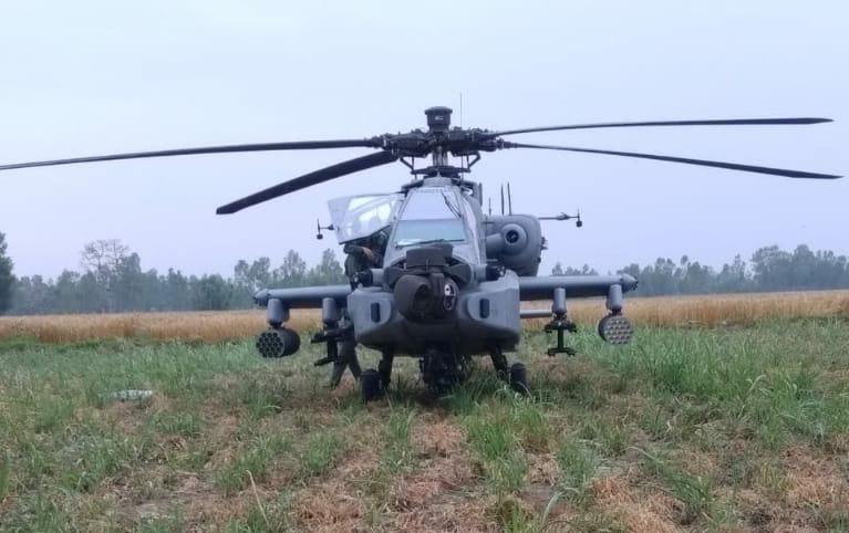 突发!印度空军一架AH64E武直出现故障,飞行员紧急在村庄迫降! 突发!印度空军一架AH64E武直出现故障,飞行员紧急在村庄迫降!