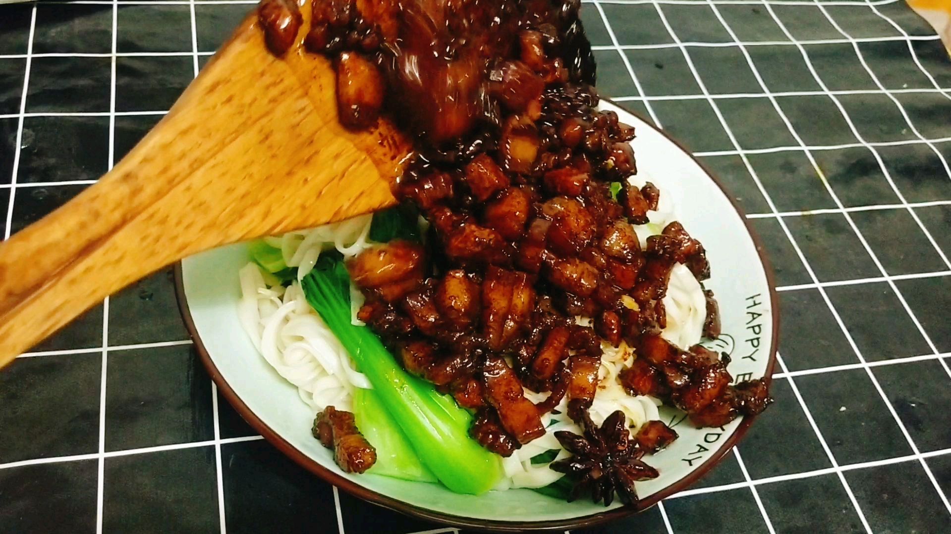 老式炒肉丁,浇在面条上根本不够吃,再加两个花卷,半个洋葱