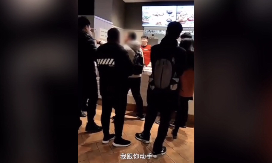 男子付款失败,怒逼肯德基女店员当场下跪道歉,警方:已达成和解