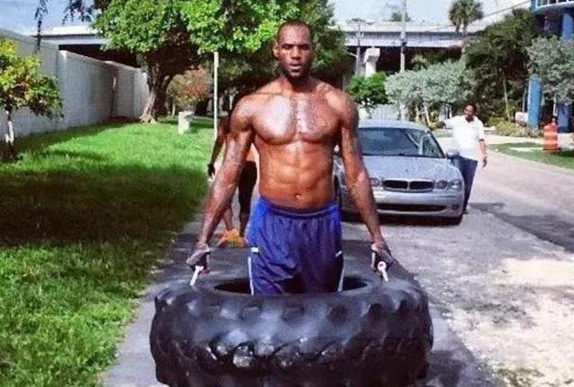 周琦推轮胎,易建联推轮胎,詹姆斯推轮胎,没有对比就没有尴尬