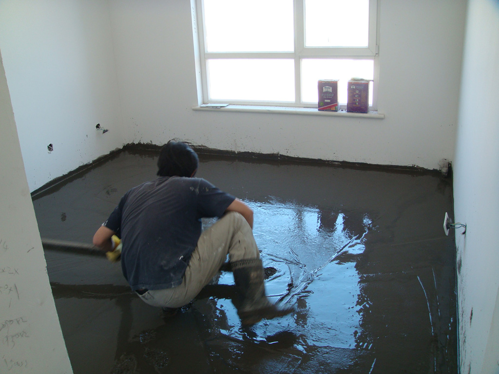 地板与施工配合不好 造成乳胶漆刷完还在打地面 你就等着后悔吧