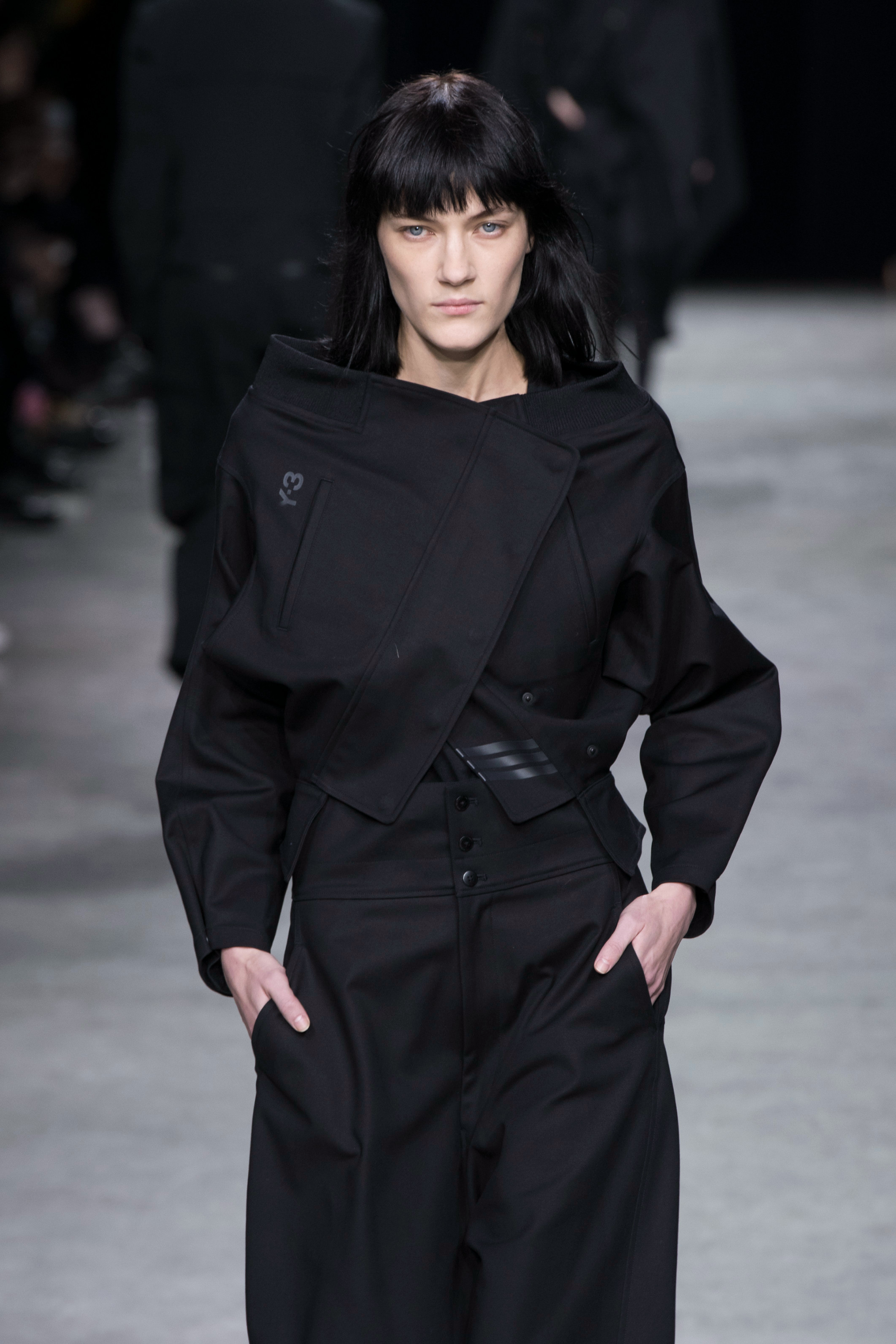 深色衣服搭配着黑色的鞋子,看着毫无违和感,外表精致,值得炫耀