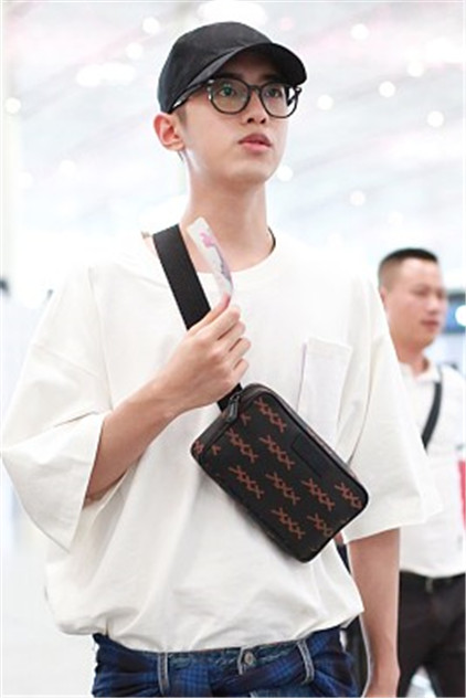 梁靖康现身机场.他素颜戴黑框眼镜十分清秀,胸前背包变潮男.