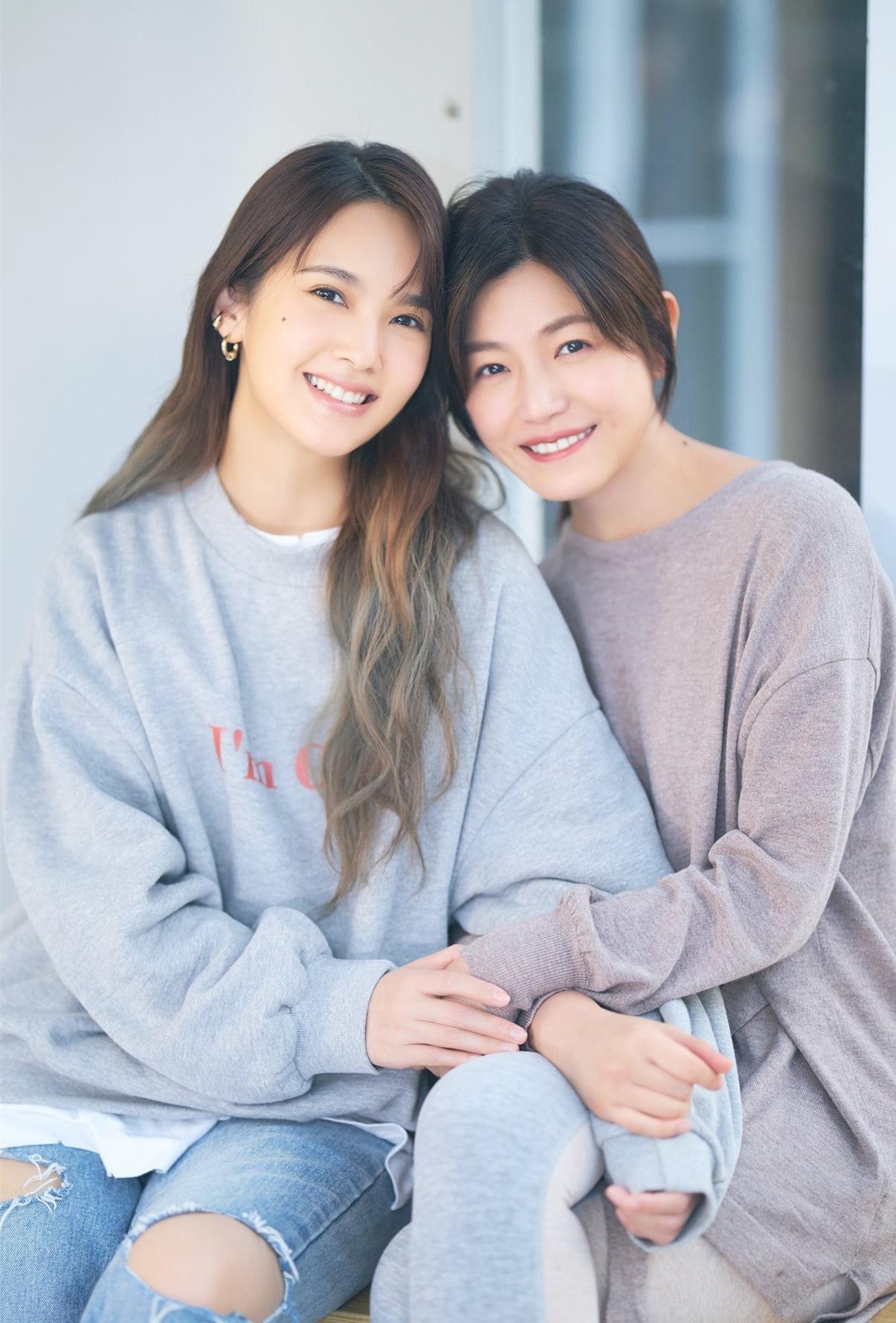 杨丞琳与陈妍希同框,姐妹情深同穿灰色卫衣,合作拍mv颜值满分