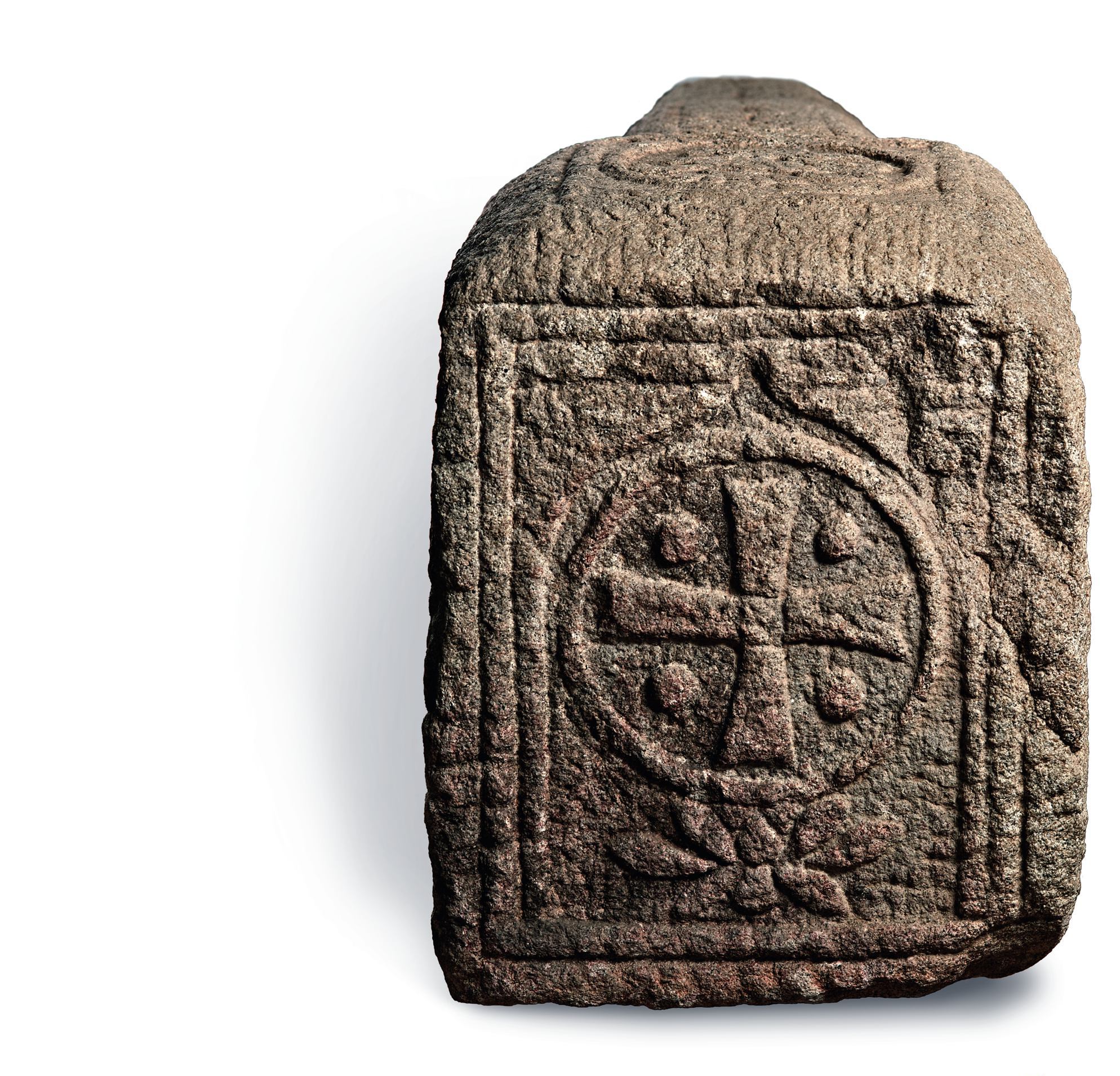 元朝时景教信众颇多,考古发掘中常见刻有十字架的墓顶石.摄影:陈新宇