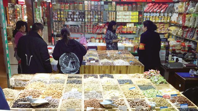 满满的过年"干货"各类炒货,干果走俏义乌副食品市场