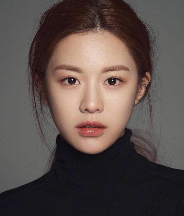 尖下巴大眼睛高鼻梁不流行了?最近韩国女生都拿她的照片去整容
