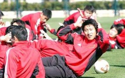 46岁张恩华,退役当解说员,貌美妻子是老板,18岁儿子出生于英国