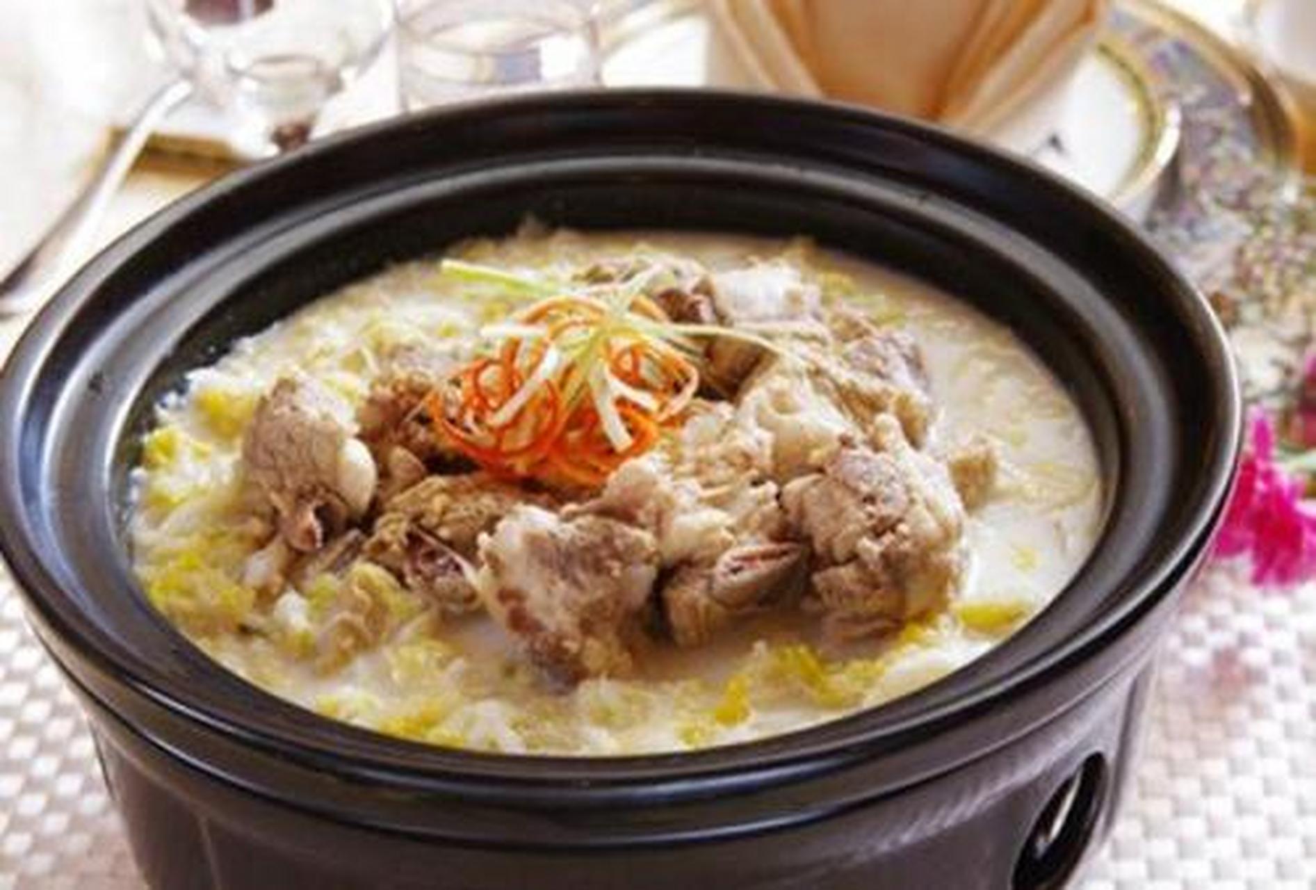 城市身边事#【沈阳美食】酸菜炖排骨是用排骨和酸菜炖制而成的一道