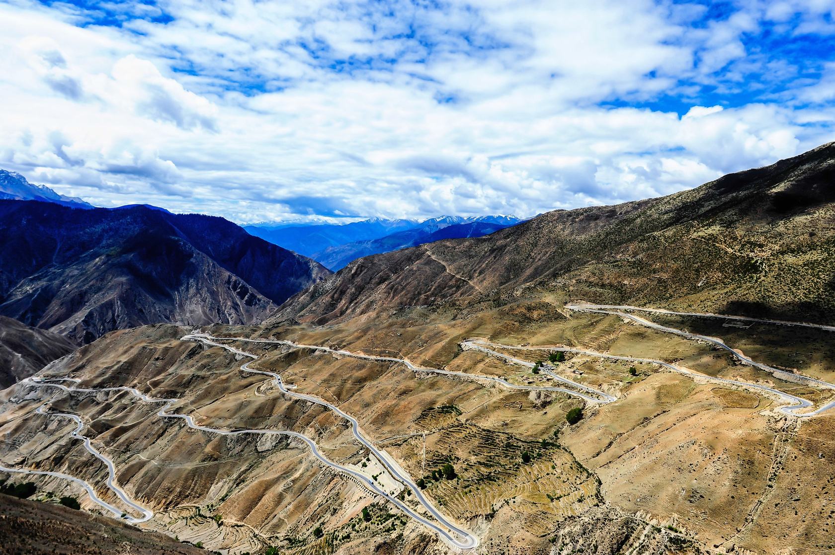 不过川藏公路在修建的时候,因为受到了技术和经济的限制,整个工程完成