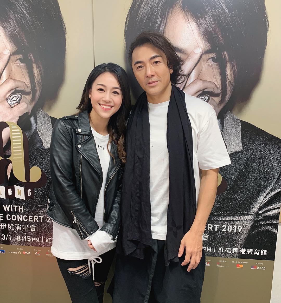 从视频的片段可以看出,在出租车10多分钟车程中,许志安主动牵手黄心颖