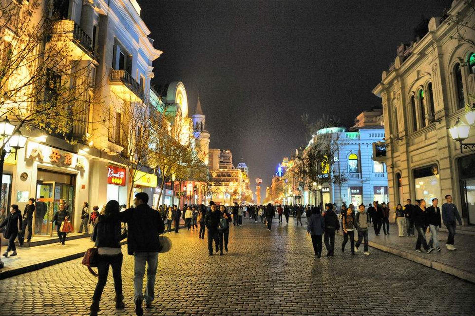 中央大街的确是来哈尔滨旅游观光者必到之地.