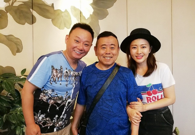 潘长江全家生活近照,女儿皮肤白皙出道难捧红,豪女婿出手大方赠岳父豪