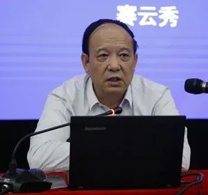 校党委书记赛云秀为基层党支部书记作"不忘初心,牢记使命"主题教育