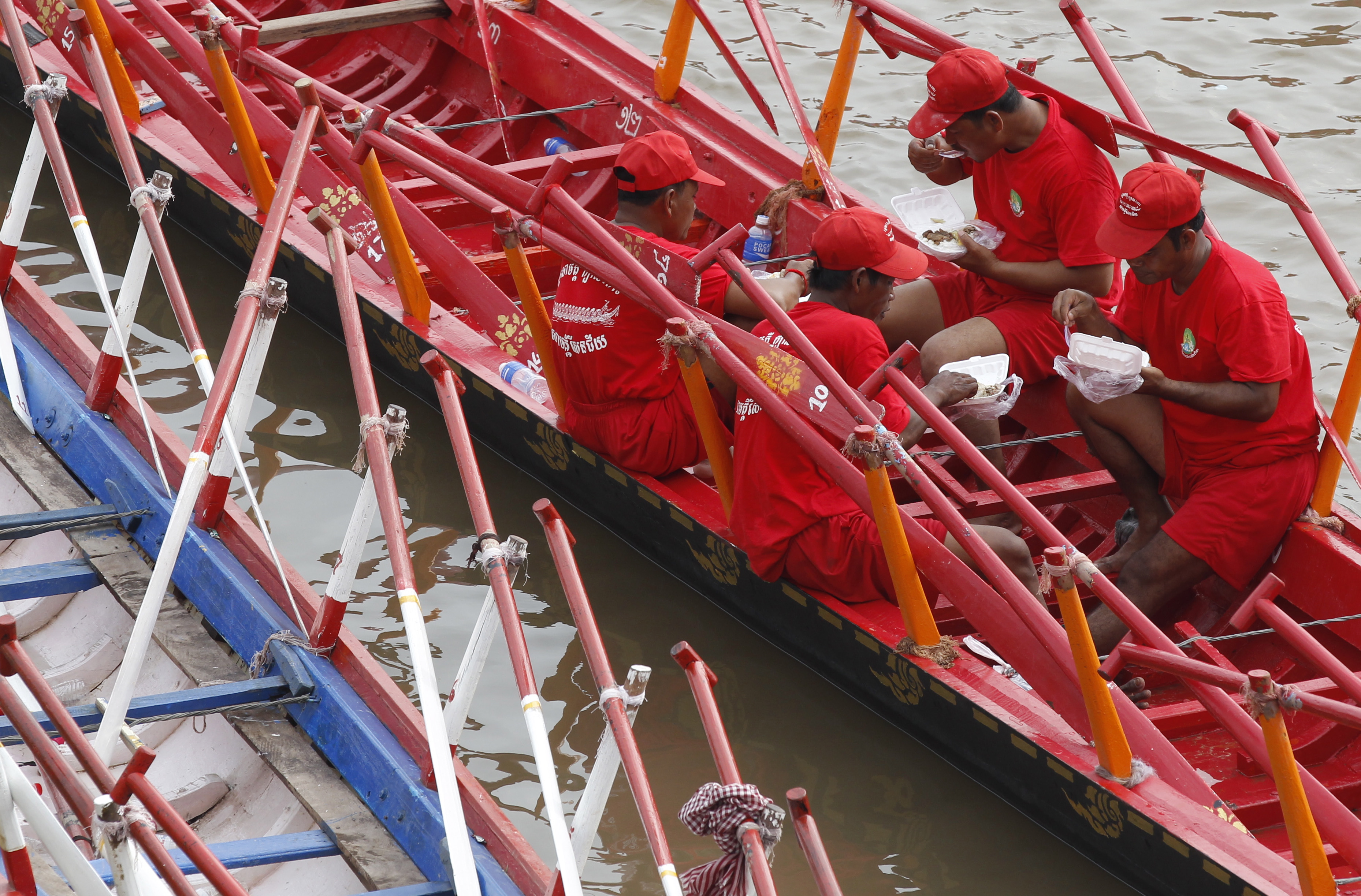 柬埔寨民众庆祝送水节(6)