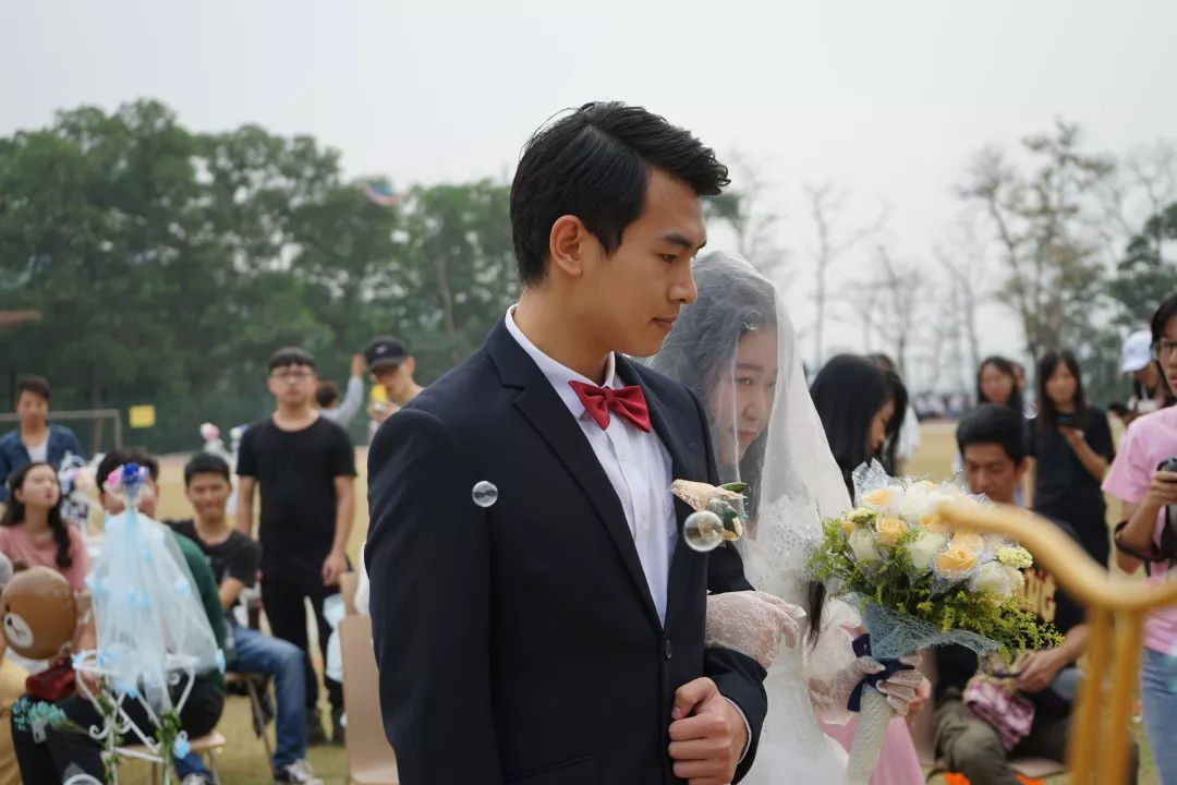 广州涉外学院的大学生结婚?"婚礼"竟在校园内举行!