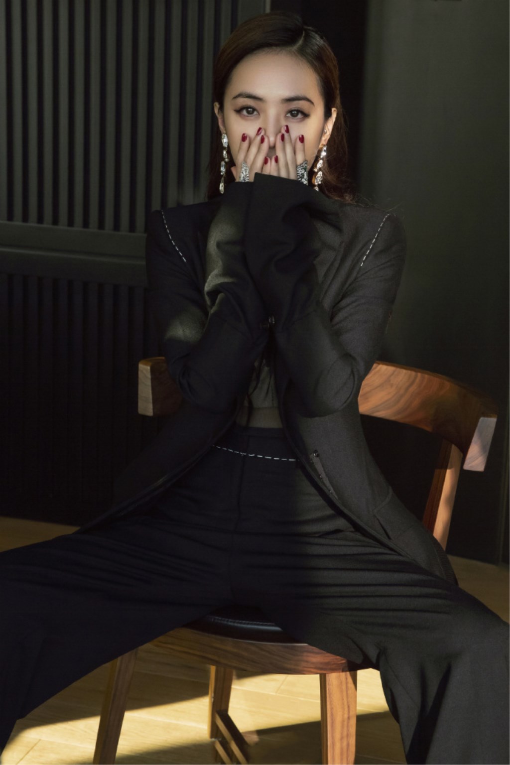 38岁蔡依林出席活动,黑色西装套装内搭锥形胸衣,怪美的!