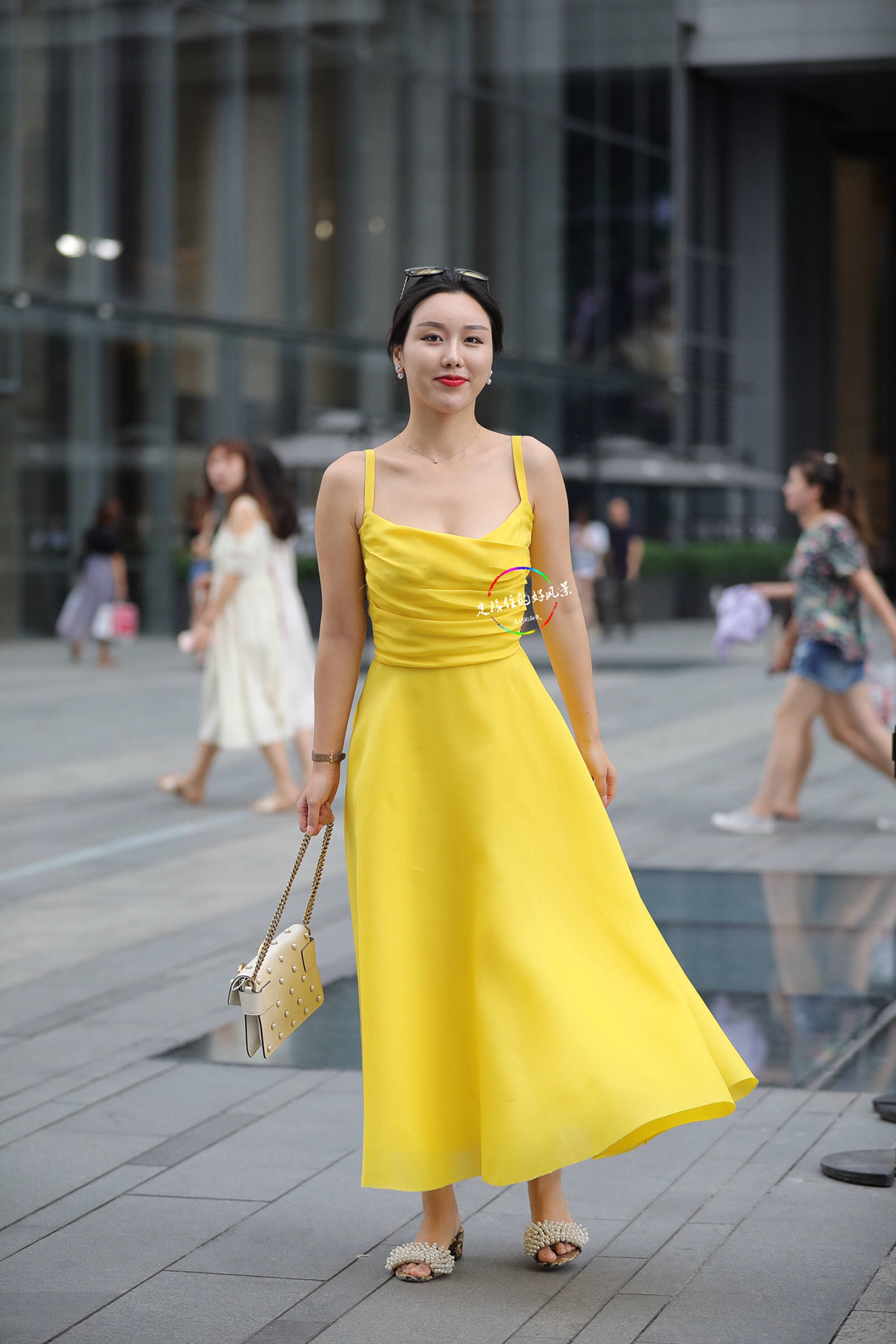 街拍:黄色连衣裙美女