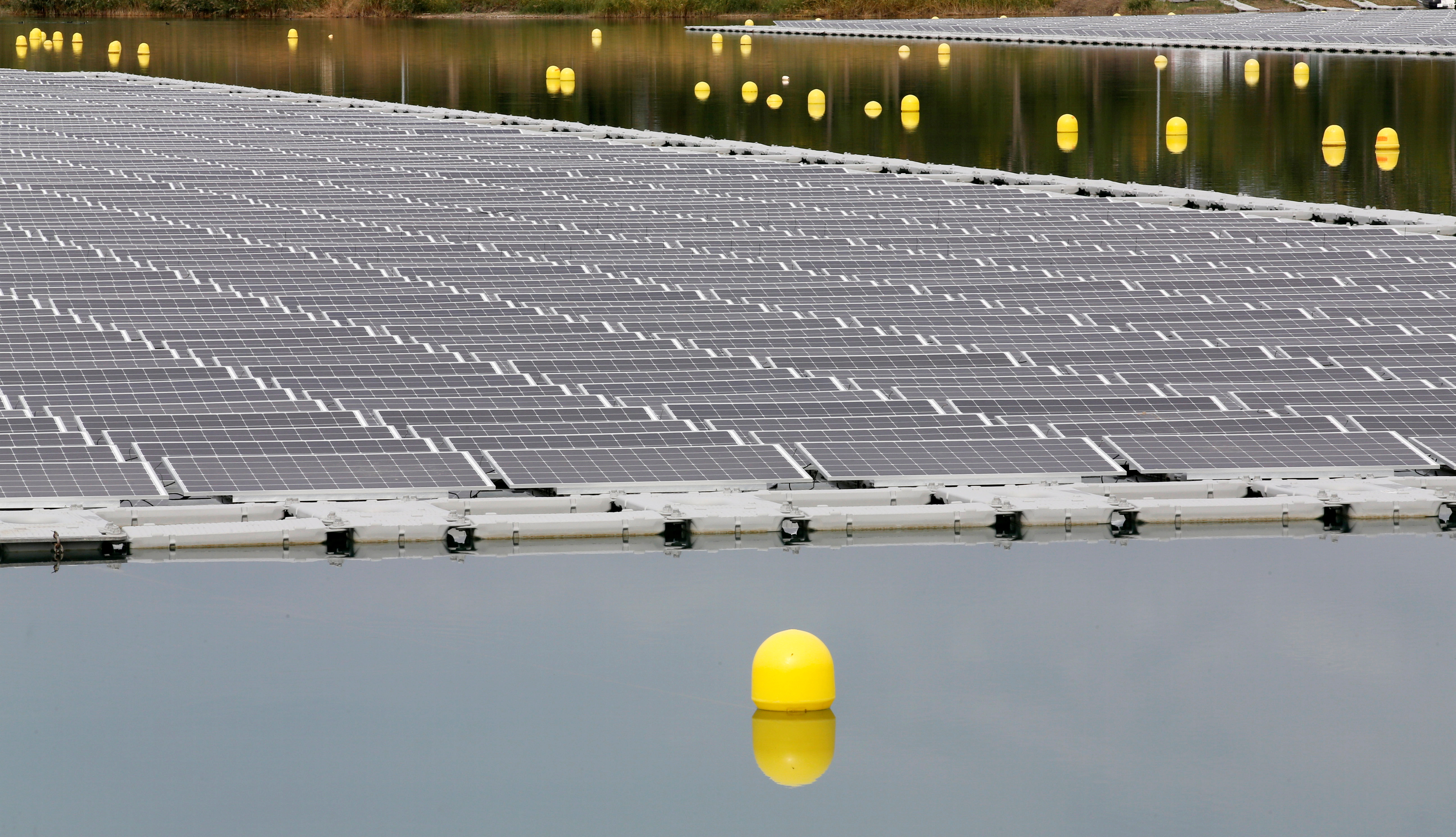 法国启用首个漂浮光伏电站