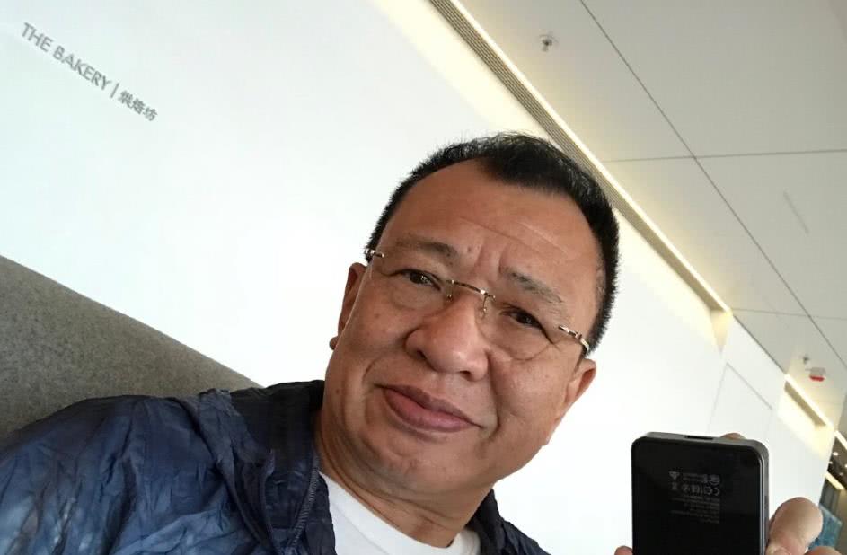 70岁许绍雄不开奔驰开特斯拉,今被爆勾搭女网友,他直言是陷害