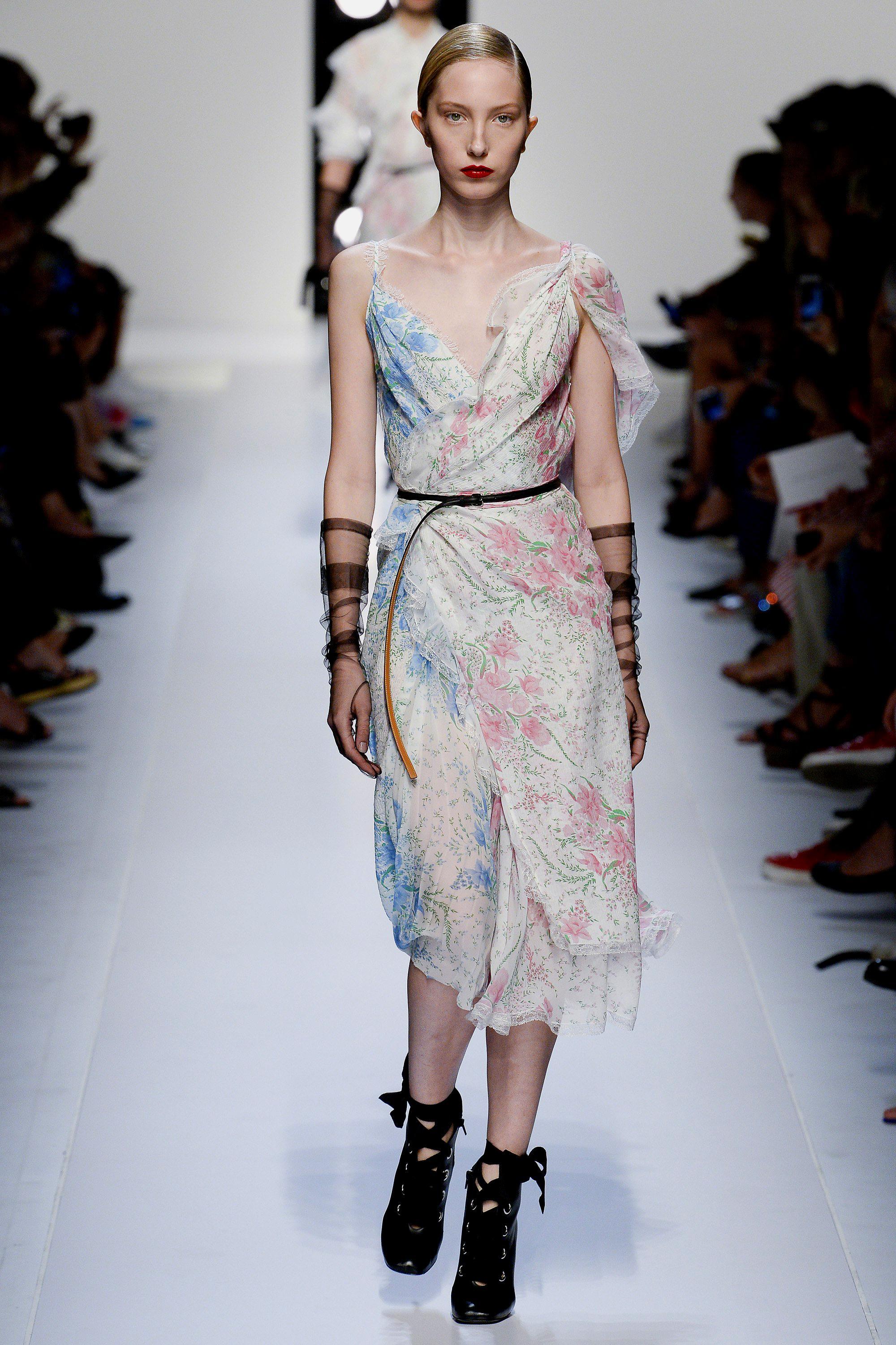 时装周:完美展现女性s型曲线,走在时尚潮流前端,韵味十足