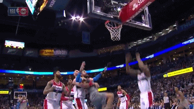 亚当斯天残脚踢中比尔裆部,多诺万