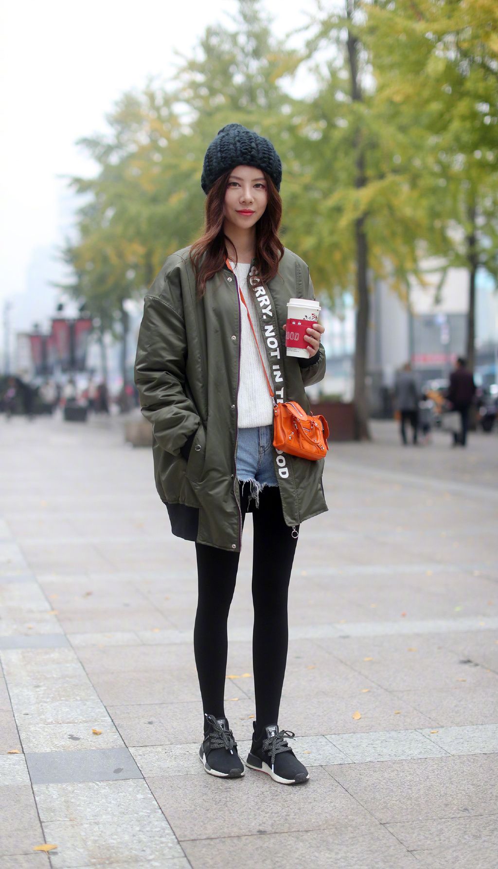 街拍:小姐姐复古风的穿搭,温暖柔美,你喜欢吗?