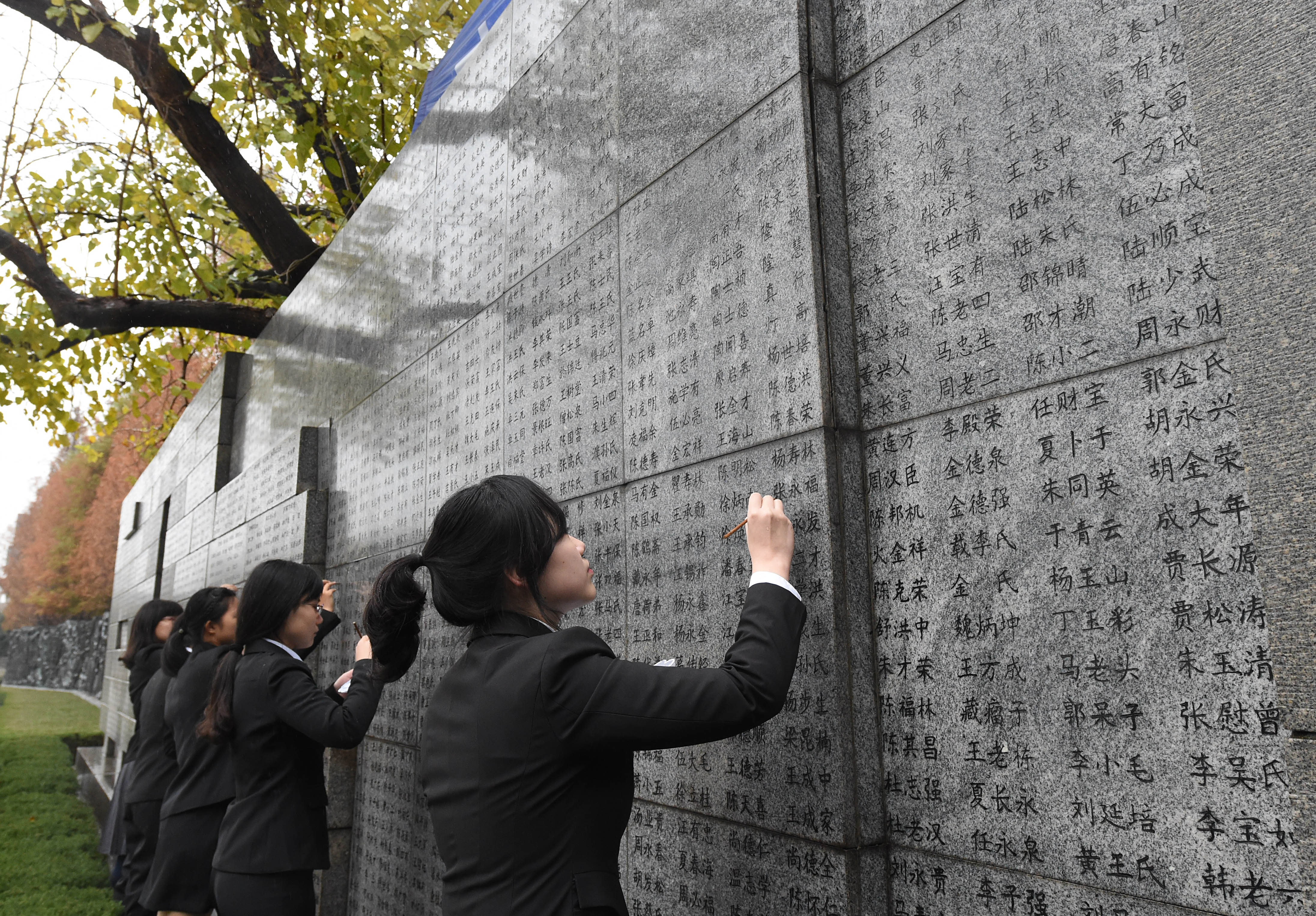 南京:"哭墙"添漆 寄托哀思(2)