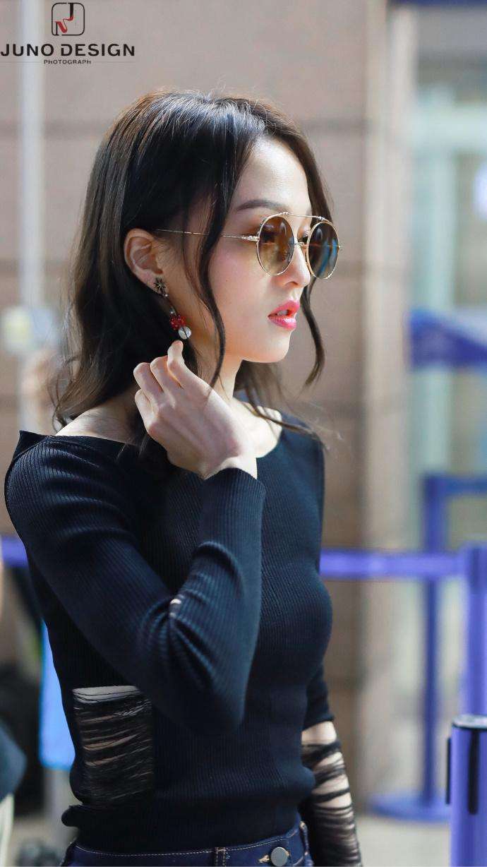 张韶涵这么短的热裤都穿?裤脚边翘起来露出打底裤,让人尴尬