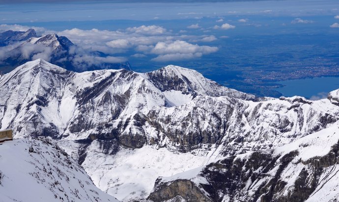 雪朗峰海拔为2970米,是瑞士中部伯恩阿尔卑斯山中的一座山峰!