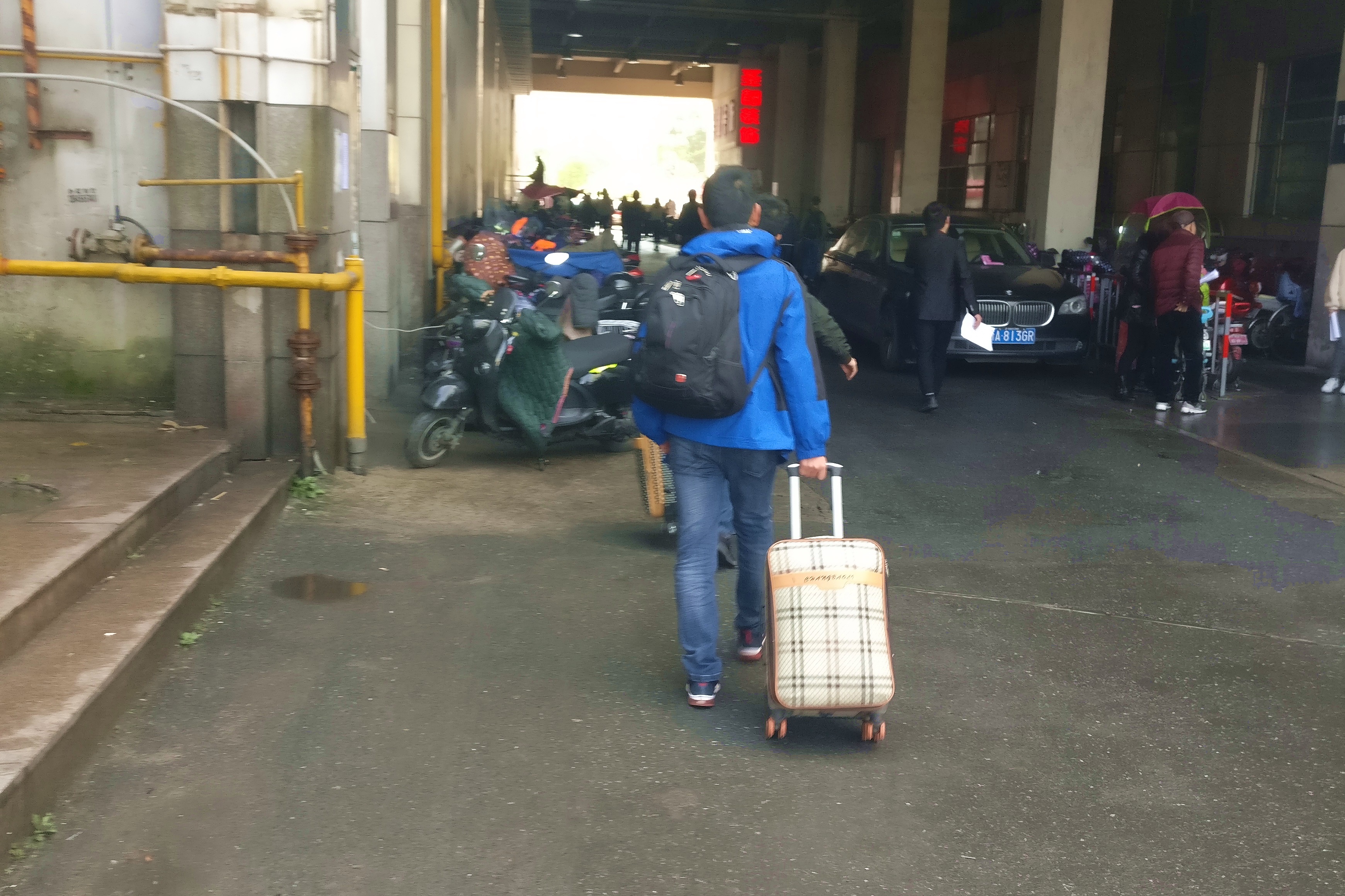 就业压力大,大学生推着行李箱参加招聘会