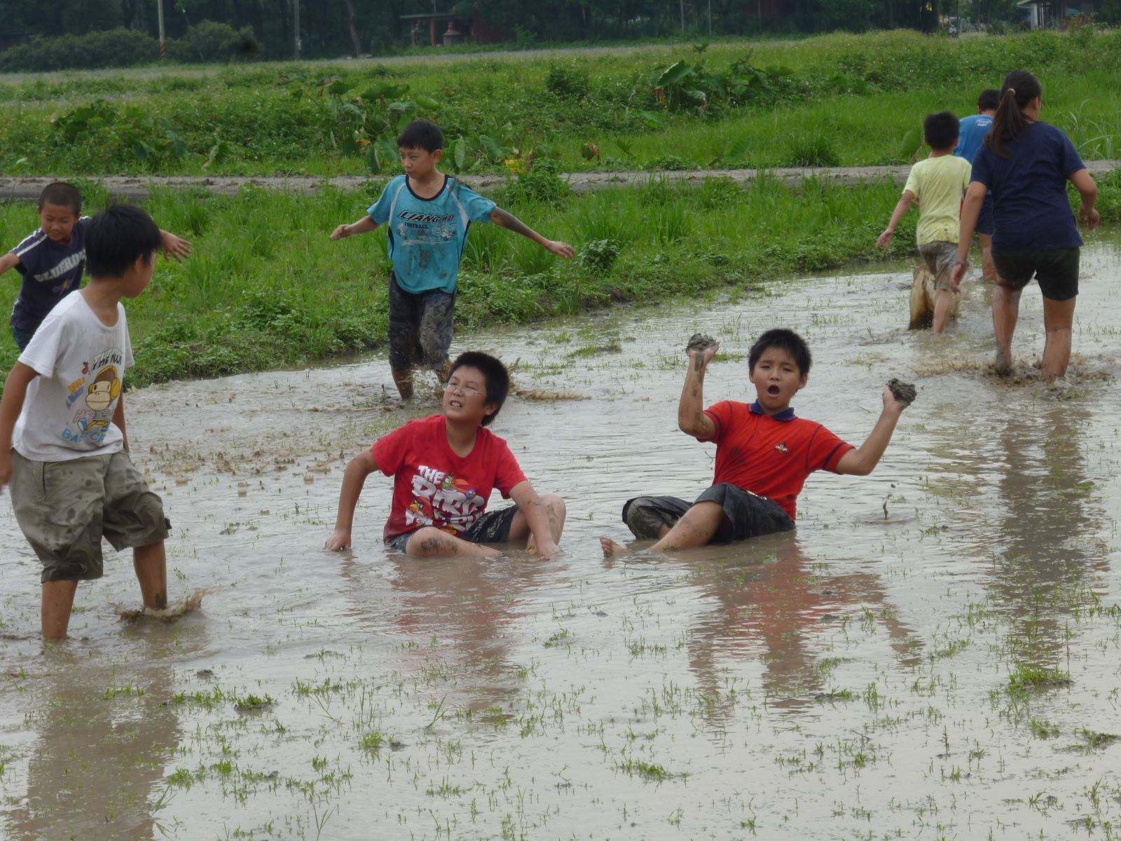 加强乡村的学校建设,提高教学水平,让农村孩子也有好的教育