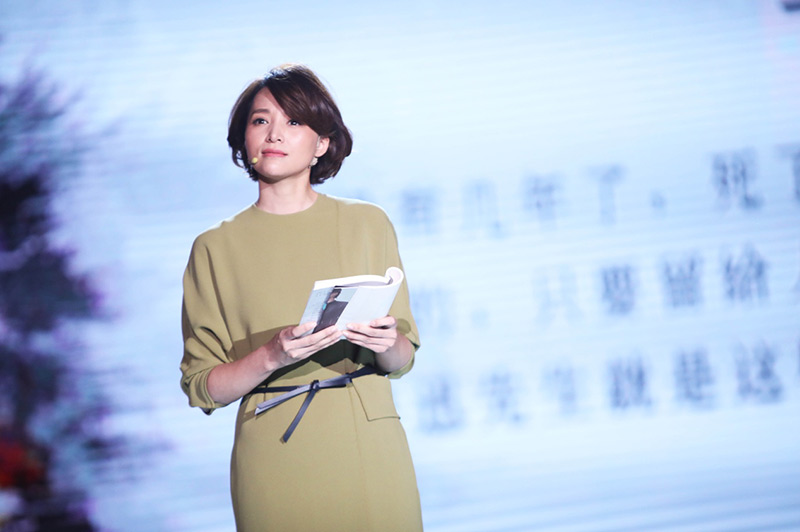 央视女主持人董卿近况近照,作为首届相声小品大赛点评嘉宾