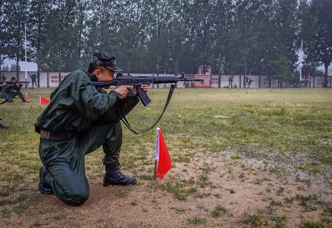 枪声在暴雨中准时响起!照片背后,藏着我们对实战的追求!