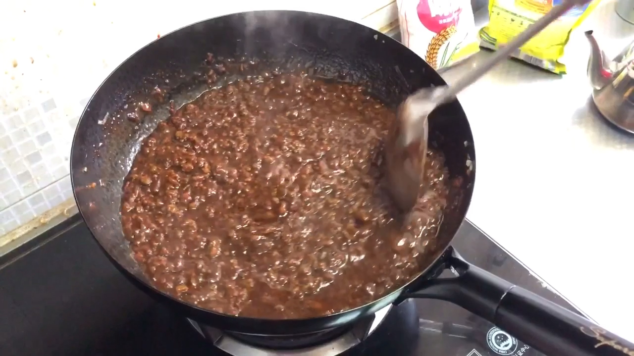 正宗老北京炸酱面,大厨教你关键的两个步骤,在家人人都能吃到