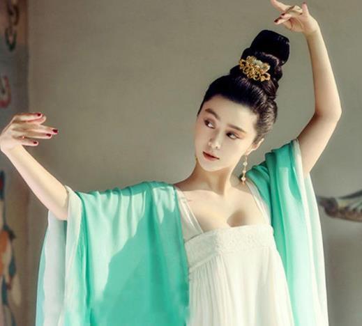 穿抹胸裙的女明星谁能撩到你?热巴狂捂胸,范冰冰上围裹不住!